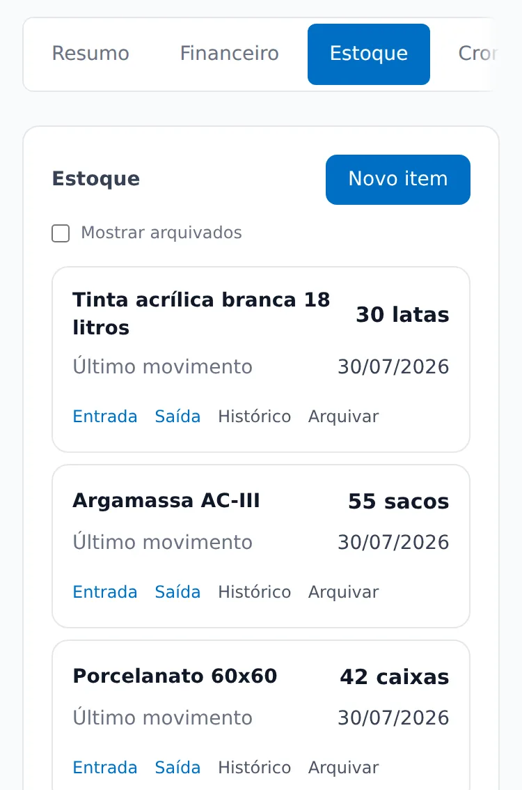 Aba Estoque do dashboard, com o saldo de cada material e os botões de entrada e saída